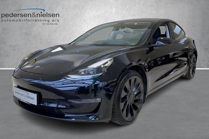 Sort Tesla Model 3 fra 2023 set udefra