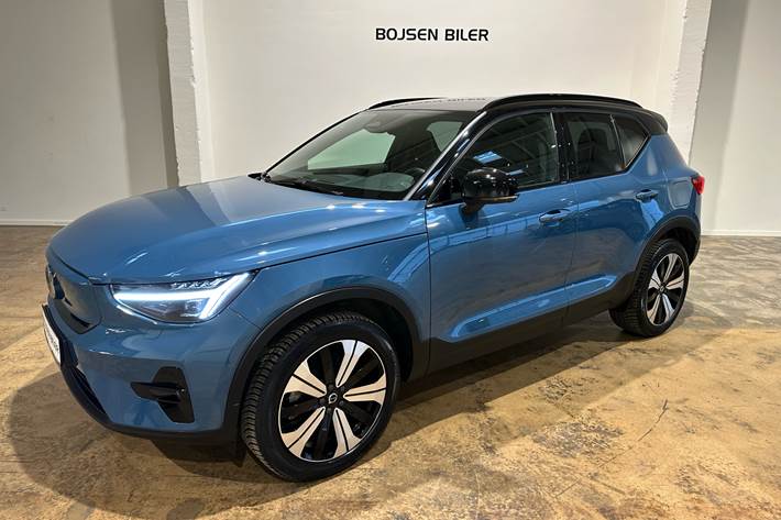 Blå Volvo XC40 fra 2022 set udefra