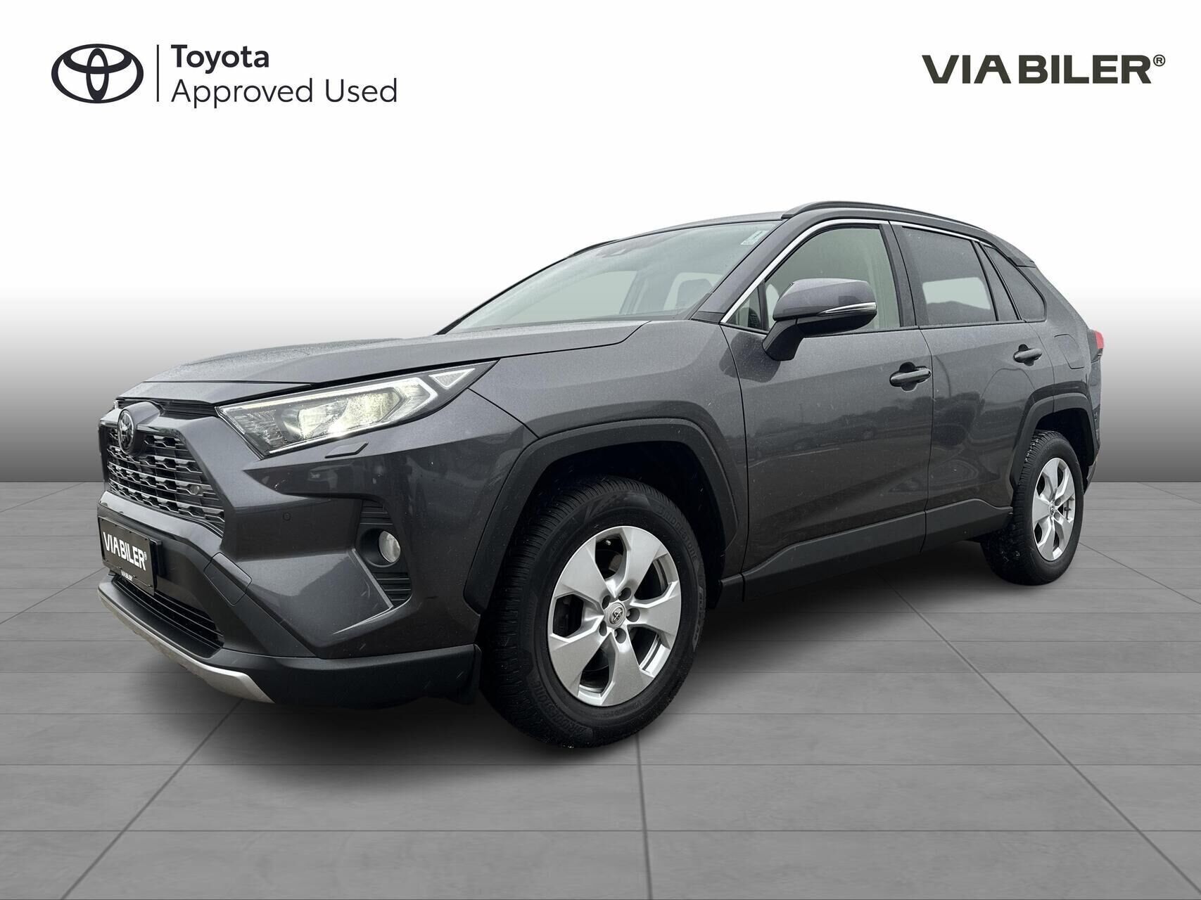 Grå Toyota RAV4 fra 2019 set udefra