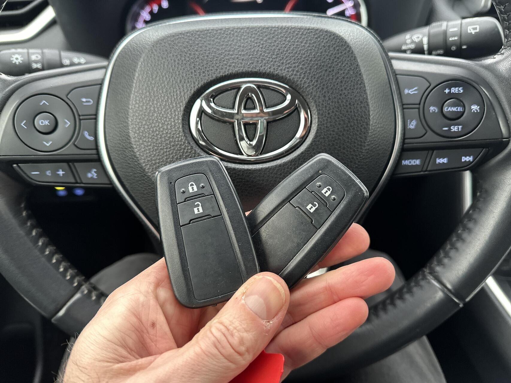 Grå Toyota RAV4 fra 2019