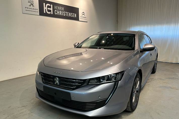 Grå Peugeot 508 fra 2020 set udefra