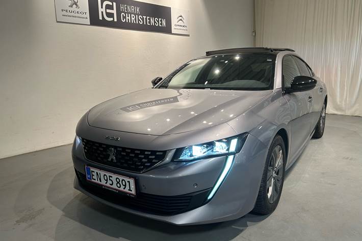 Grå Peugeot 508 fra 2021 set udefra