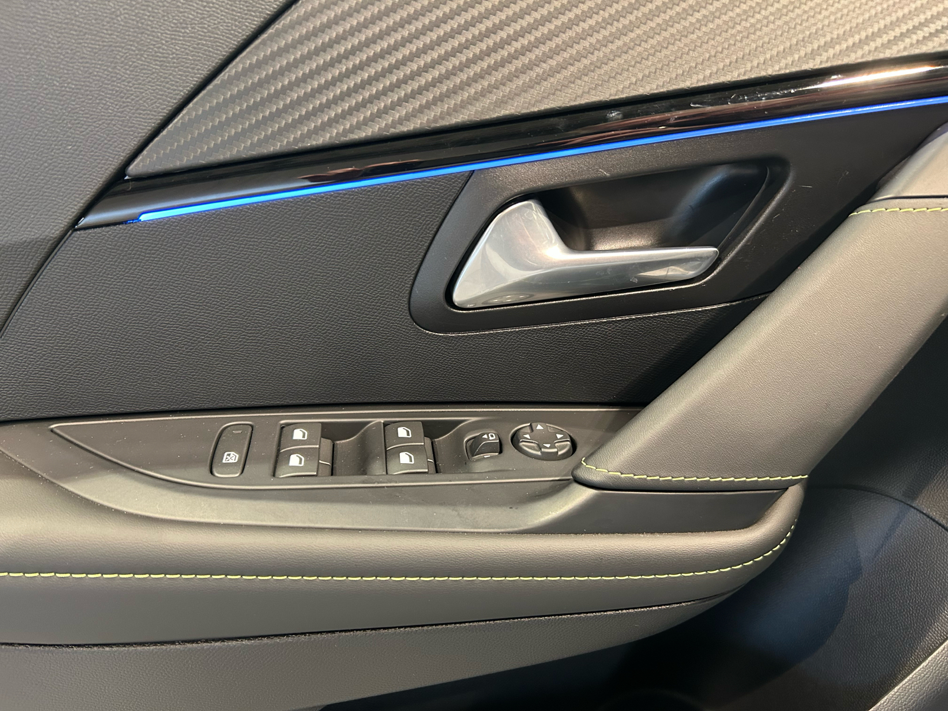 Hvid Peugeot e-208 fra 2025