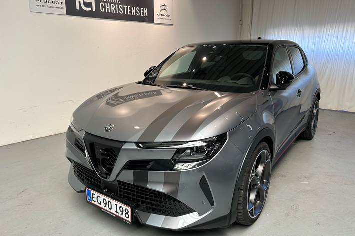 Grå Alfa Romeo Junior fra 2025 set udefra