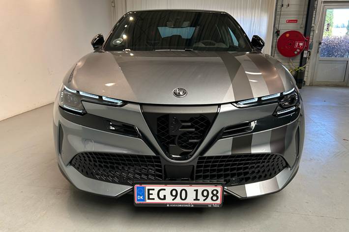 Grå Alfa Romeo Junior fra 2025