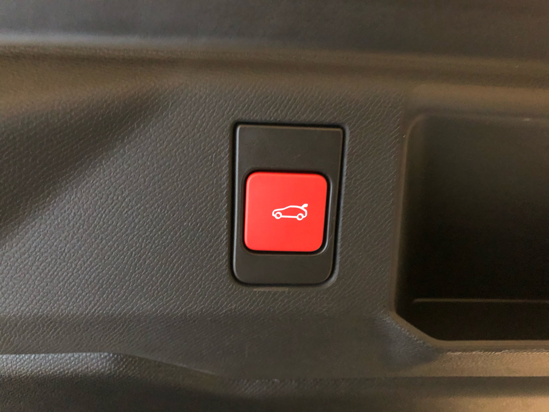 Blå Peugeot e-5008 fra 2024