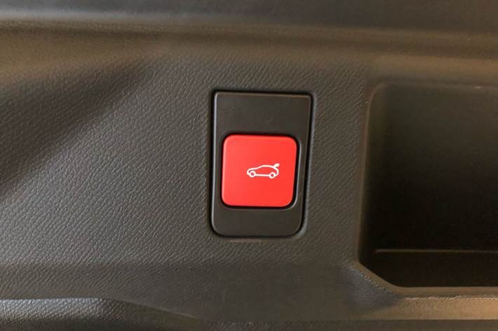 Blå Peugeot e-5008 fra 2024