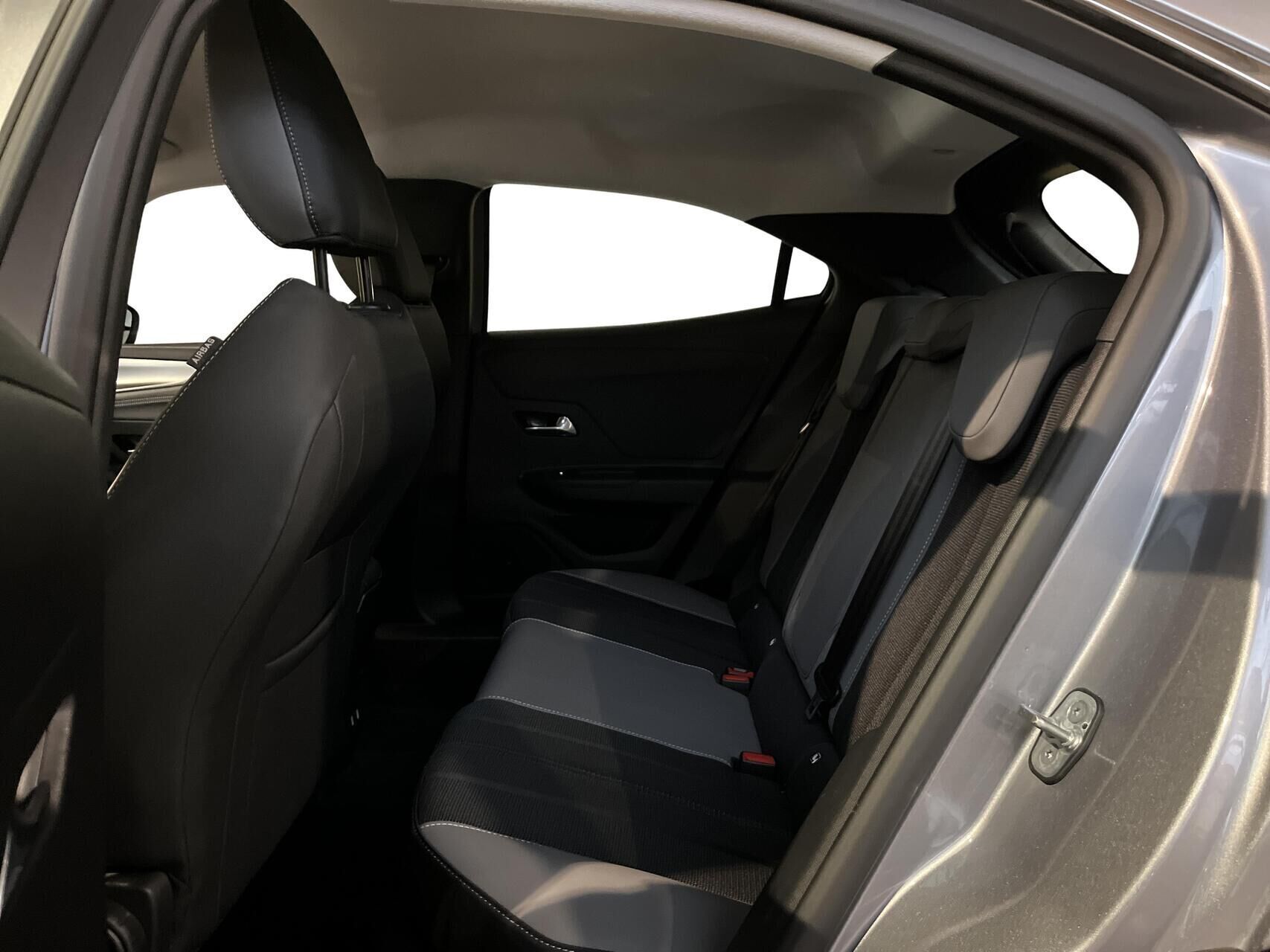 Grå Opel Mokka-e fra 2024