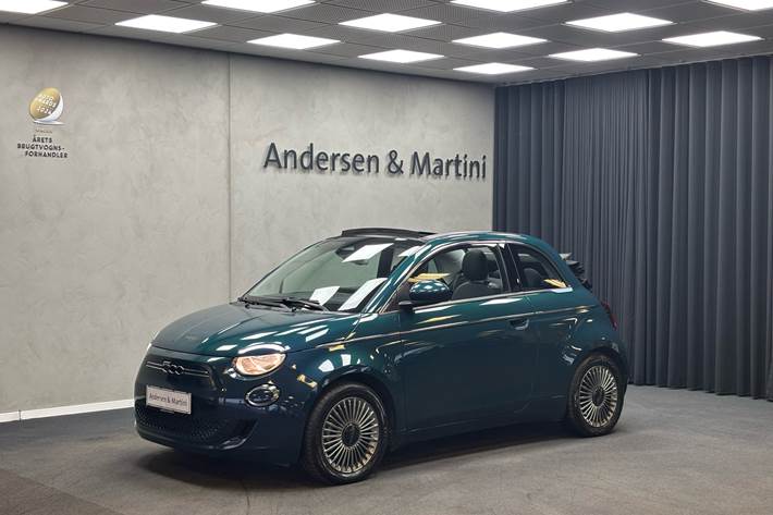 Grøn Fiat 500e fra 2023 set udefra