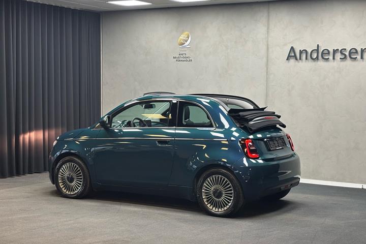 Grøn Fiat 500e fra 2023
