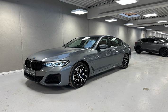 Blå BMW 530e fra 2021 set udefra