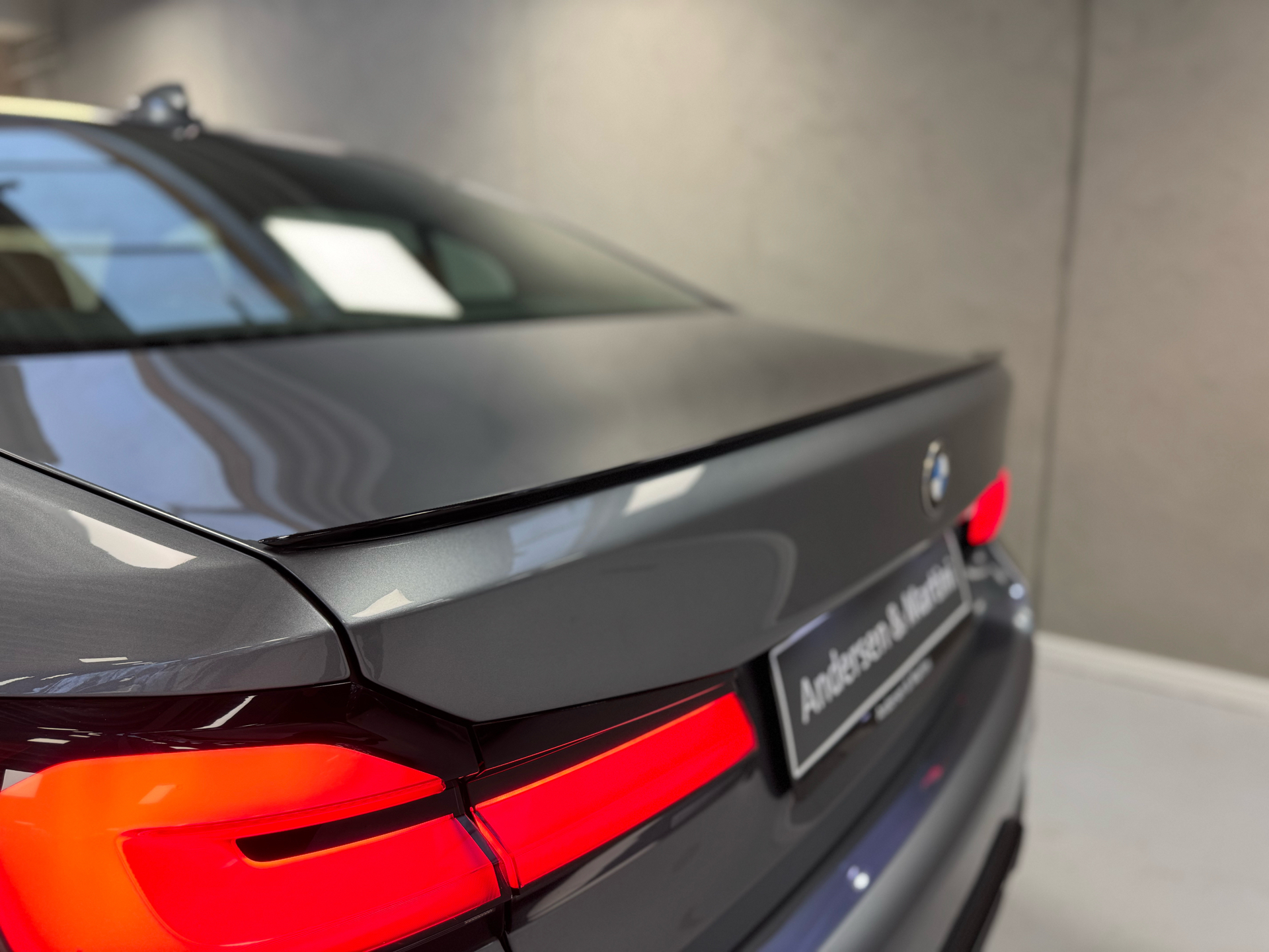 Blå BMW 530e fra 2021