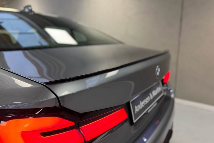 Blå BMW 530e fra 2021