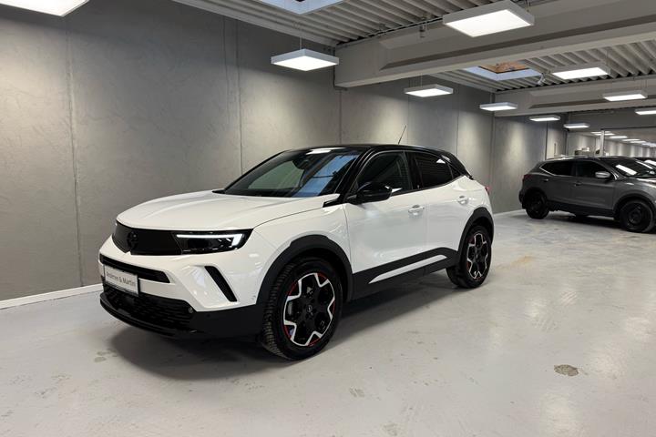 Hvid Opel Mokka fra 2022 set udefra