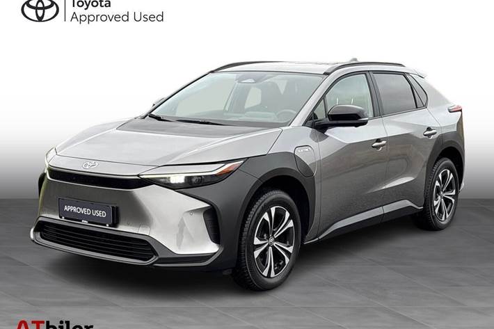 Grå Toyota BZ4X fra 2023 set udefra
