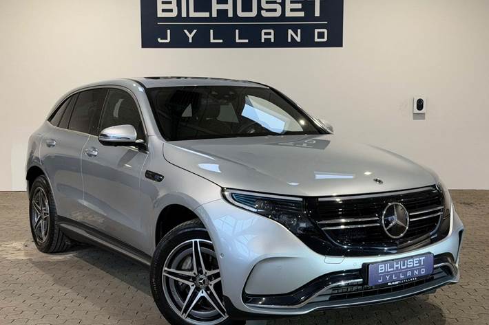 Sølv Mercedes EQC400 fra 2023 set udefra
