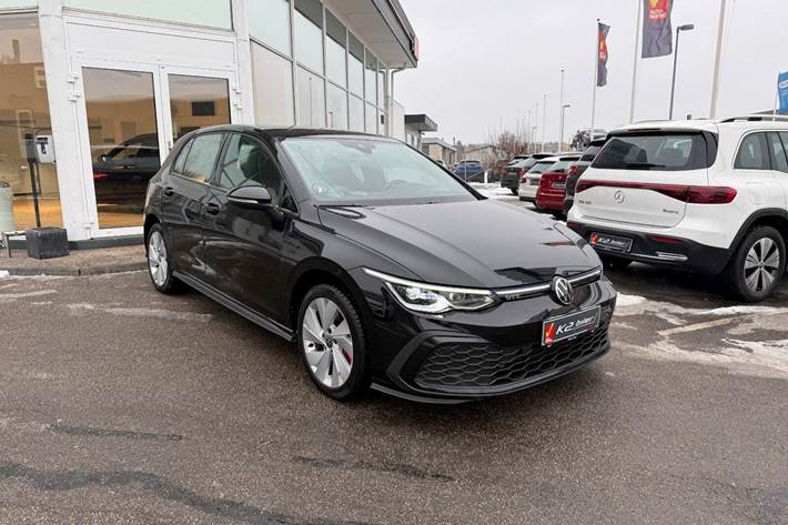 Sort VW Golf VIII fra 2021 set udefra