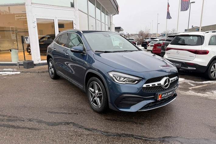Blå Mercedes GLA250 e fra 2022 set udefra