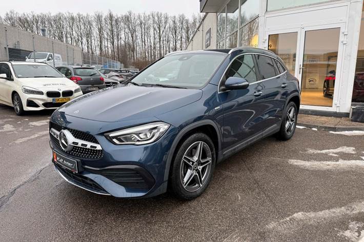 Blå Mercedes GLA250 e fra 2022