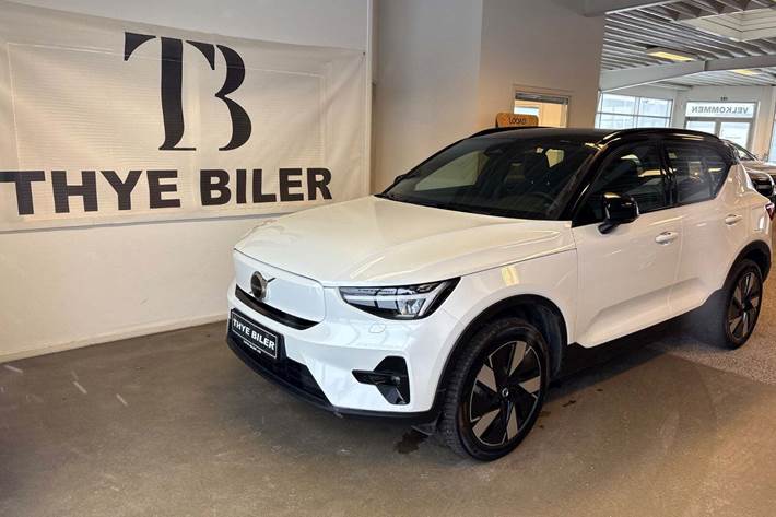 Hvid Volvo XC40 fra 2024 set udefra