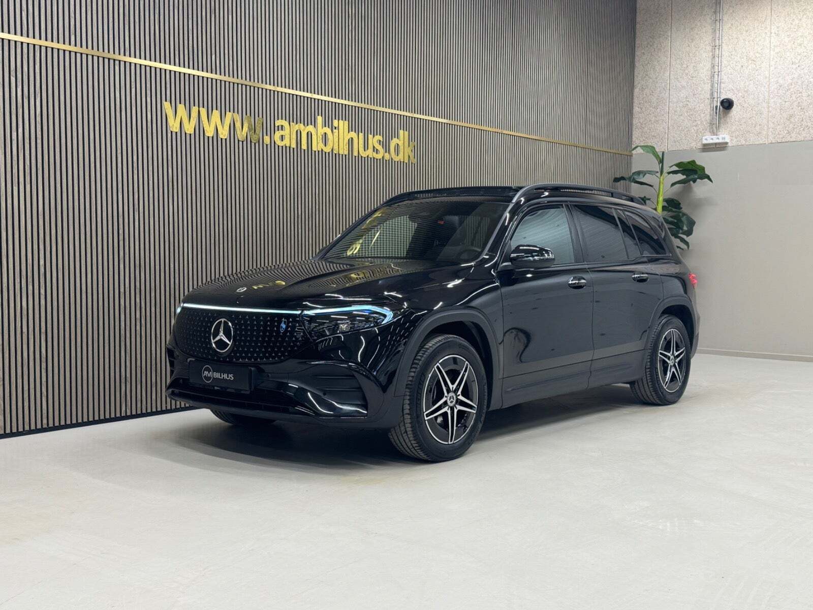 Sort Mercedes EQB250+ fra 2025 set udefra