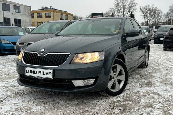 Grå Skoda Octavia fra 2016 set udefra