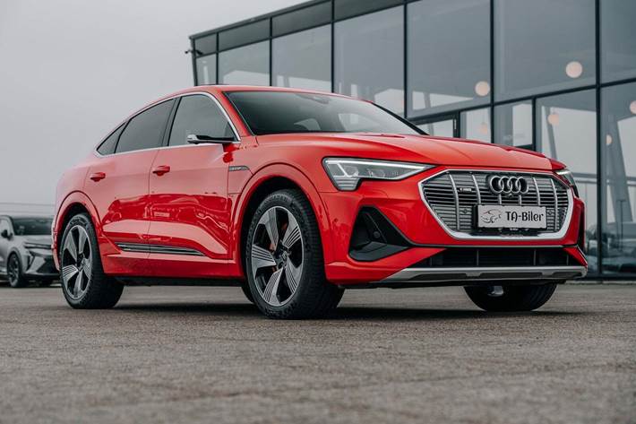 Rød Audi e-tron fra 2021 set udefra