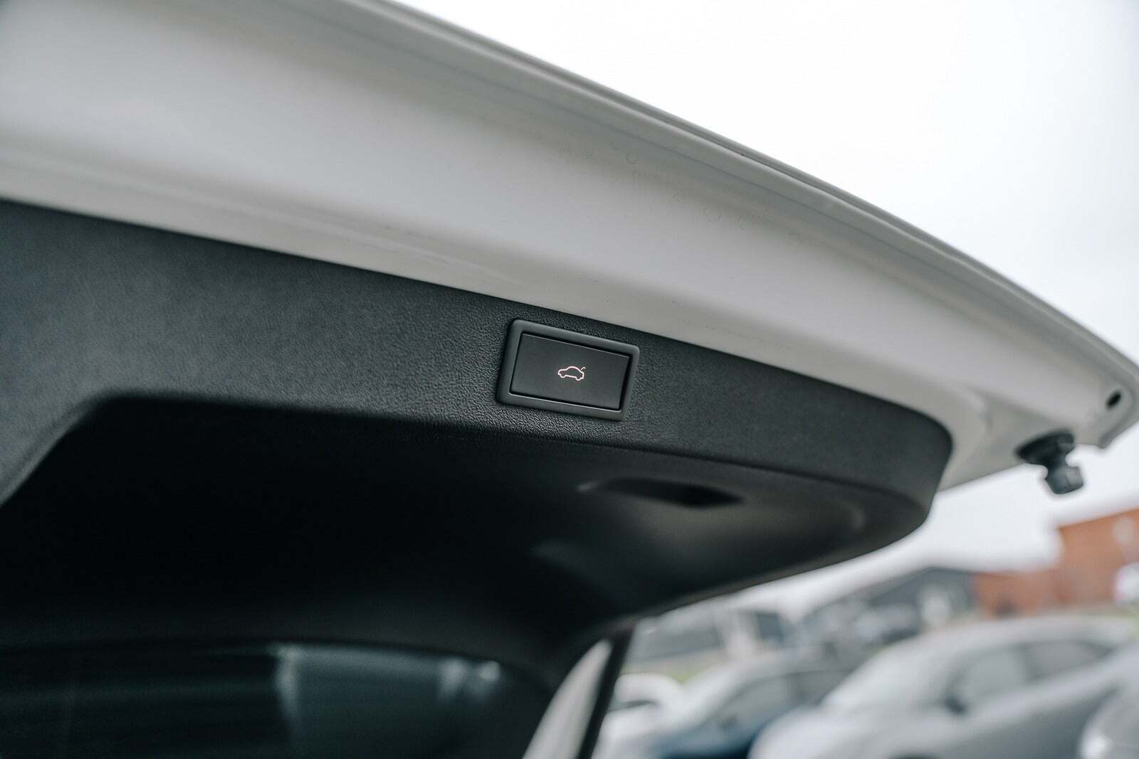 Hvid Skoda Enyaq fra 2022