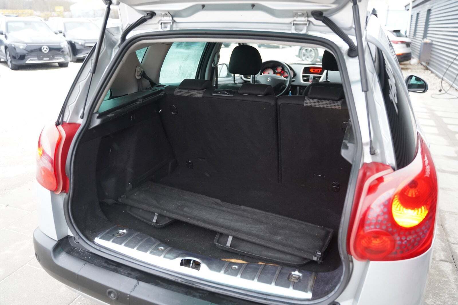 Sølv Peugeot 207 fra 2011