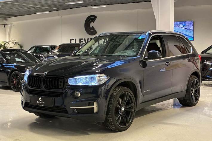Blå BMW X5 fra 2017 set udefra