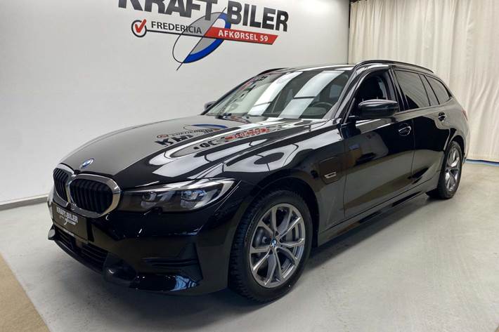 Sort BMW 330e fra 2022 set udefra