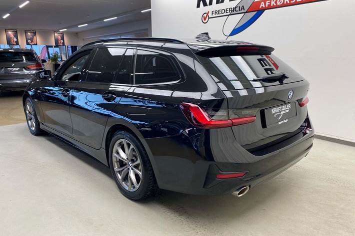 Sort BMW 330e fra 2022