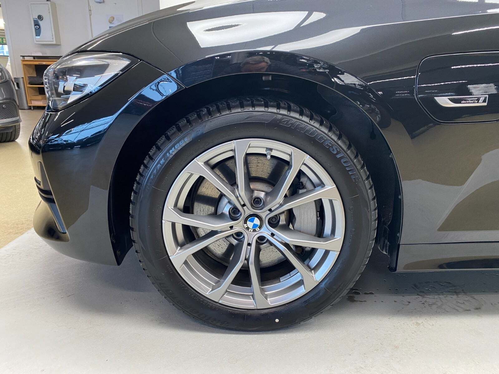 Sort BMW 330e fra 2022