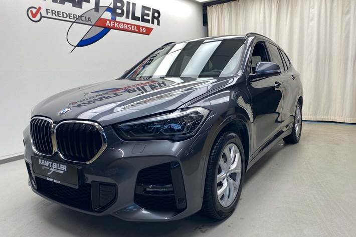 Grå BMW X1 fra 2021 set udefra