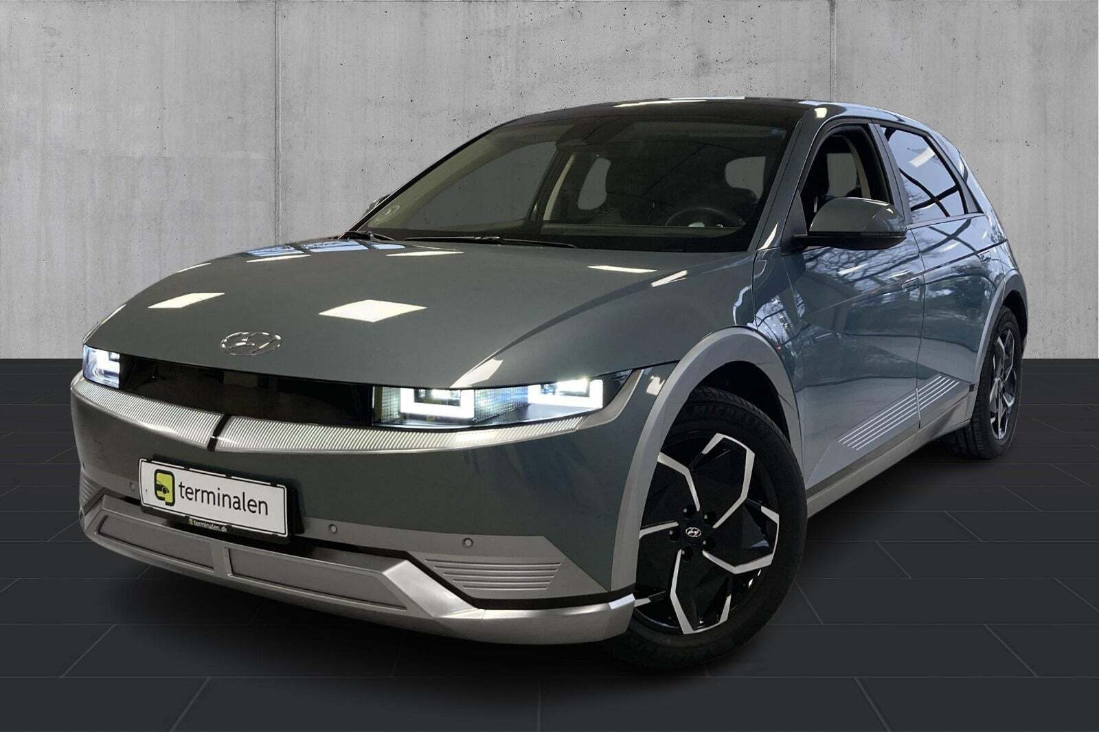 Grå Hyundai Ioniq 5 fra 2024 set udefra