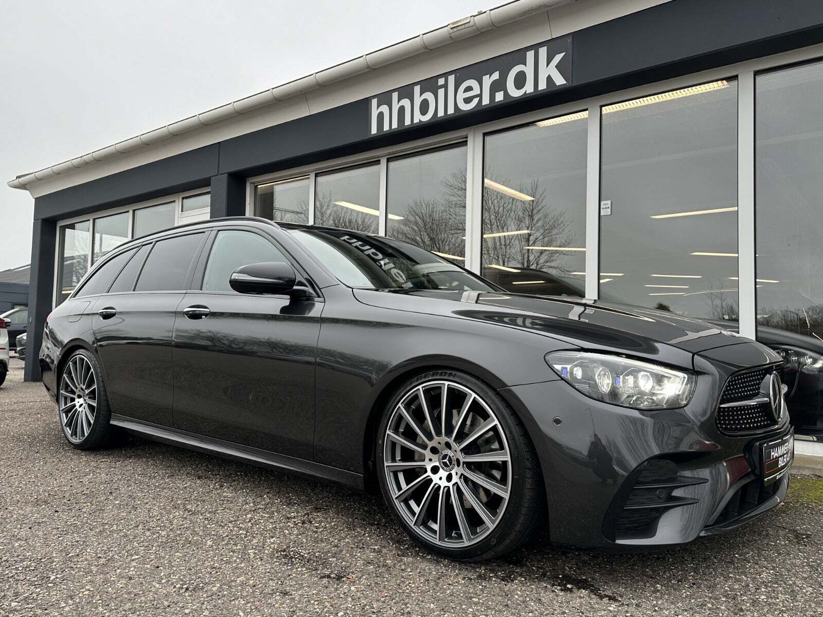 Grå Mercedes E220 d fra 2021