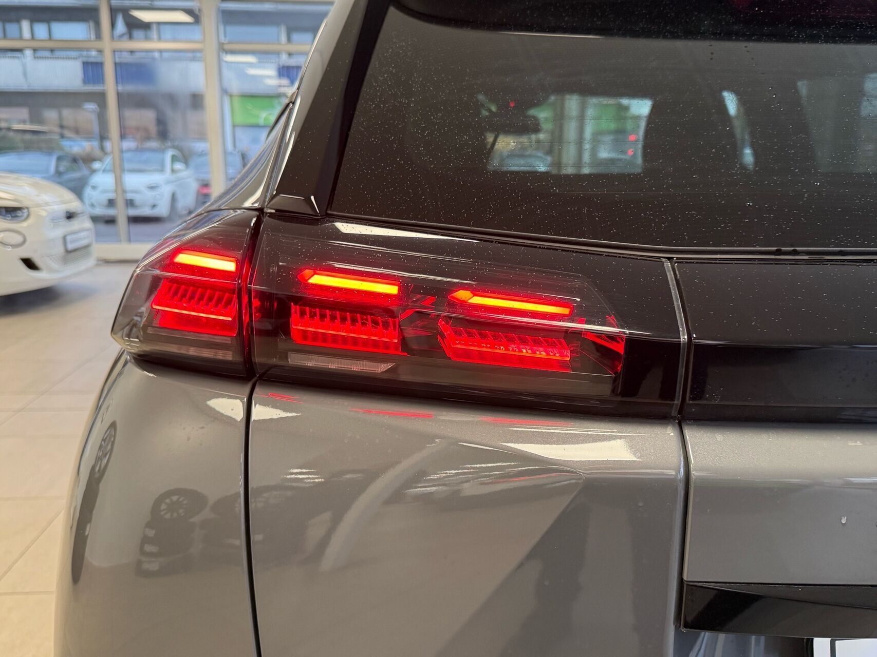 Grå Peugeot e-2008 fra 2024