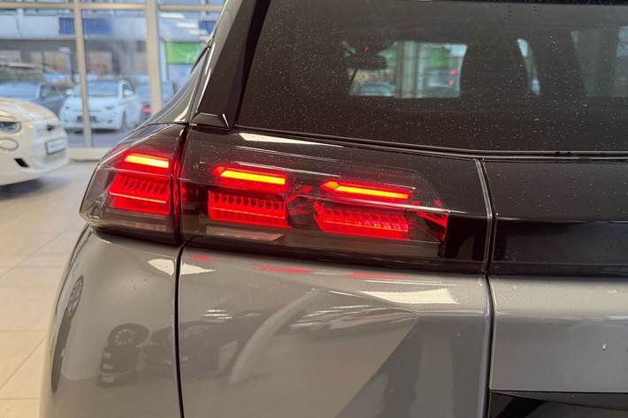 Grå Peugeot e-2008 fra 2024