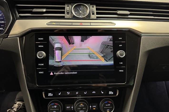 Blå VW Passat fra 2018