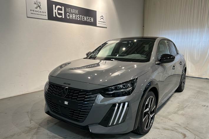 Grå Peugeot e-208 fra 2025 set udefra