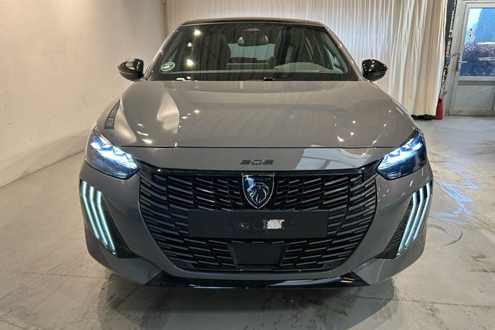 Grå Peugeot e-208 fra 2025