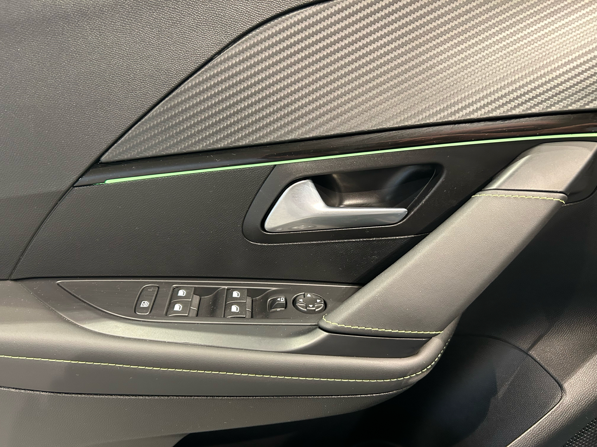 Grå Peugeot e-208 fra 2025