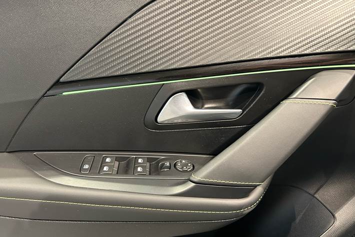 Grå Peugeot e-208 fra 2025