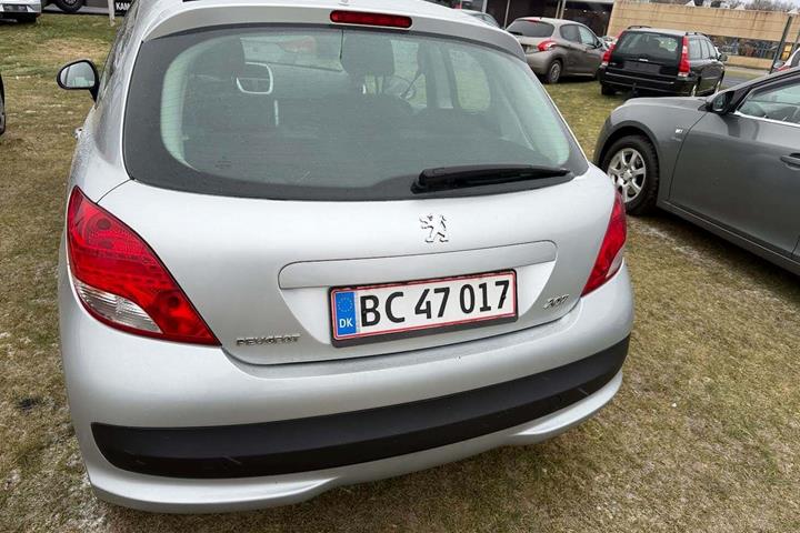 Sølv Peugeot 207 fra 2012