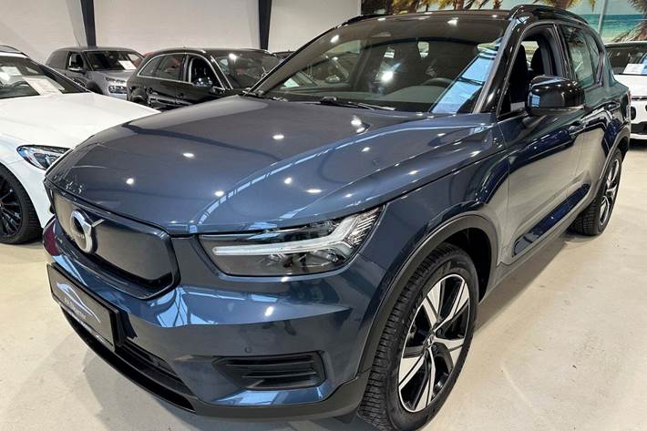 Blå Volvo XC40 fra 2022 set udefra
