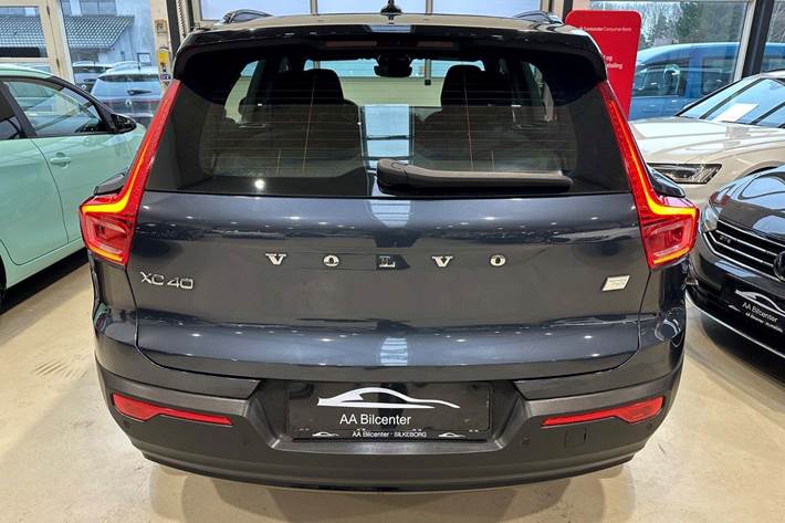 Blå Volvo XC40 fra 2022