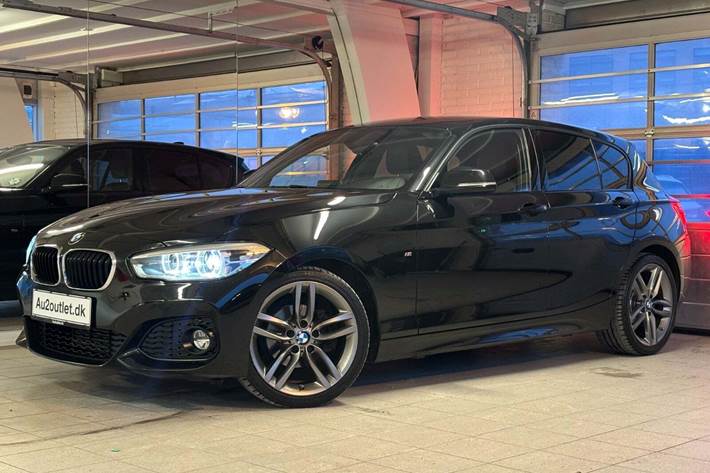 Sort BMW 118i fra 2019 set udefra