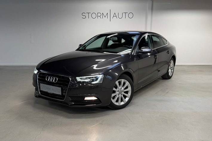 Grå Audi A5 fra 2014 set udefra