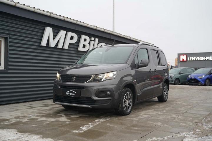 Grå Peugeot Rifter fra 2018 set udefra
