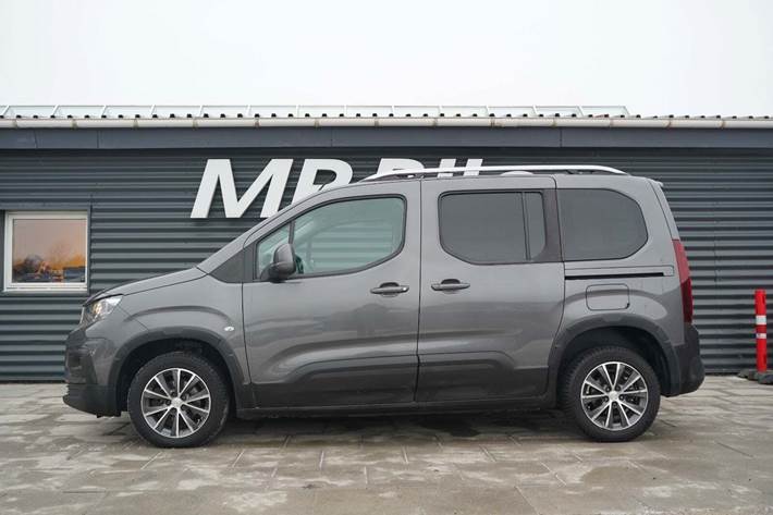 Grå Peugeot Rifter fra 2018 set udefra